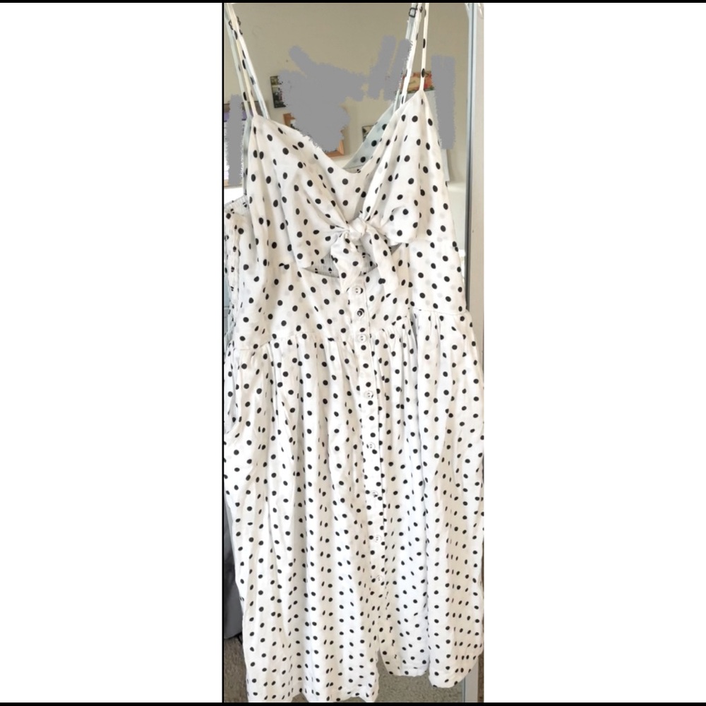 Polka dot dress with cut out 😍